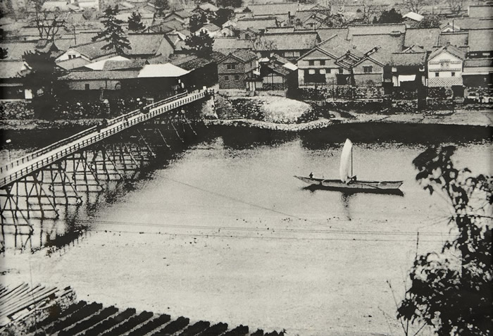 高瀬舟(出典:高梁川流域今昔写真展記録集)
