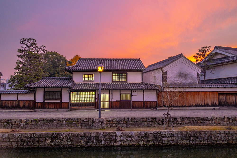 倉敷美観地区の夕暮れマジックアワーの町並み