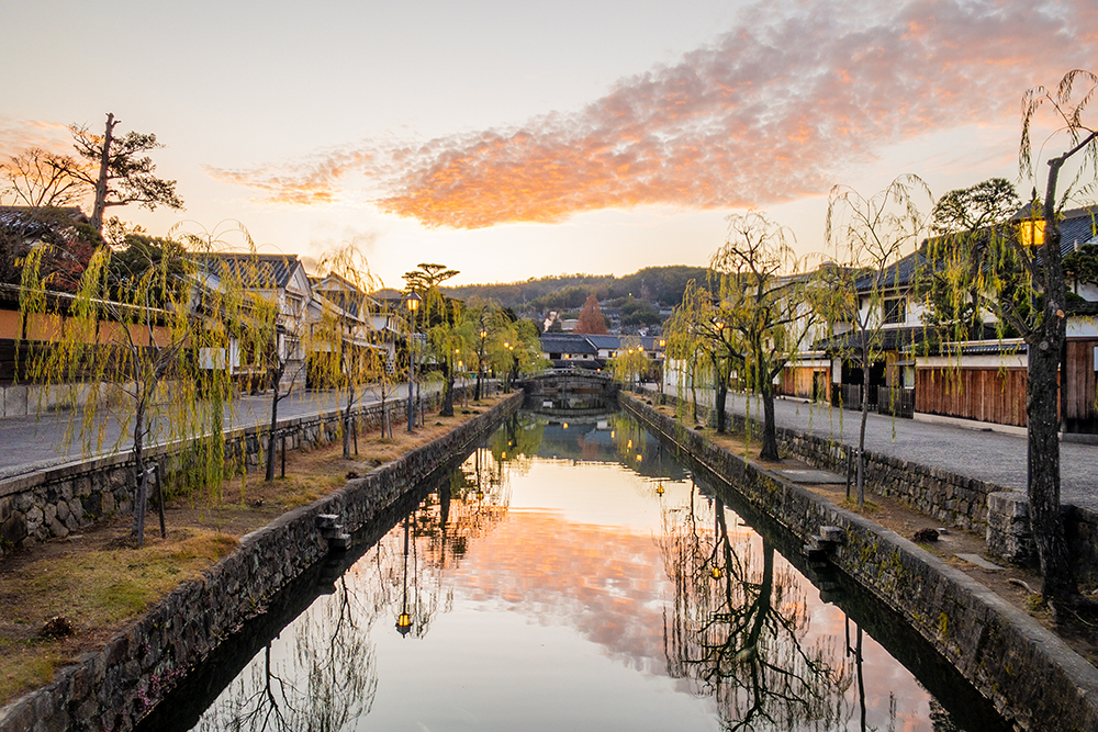 倉敷美観地区の朝焼けの町並み