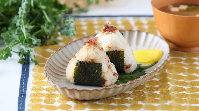 おかかとパクチーのおにぎり