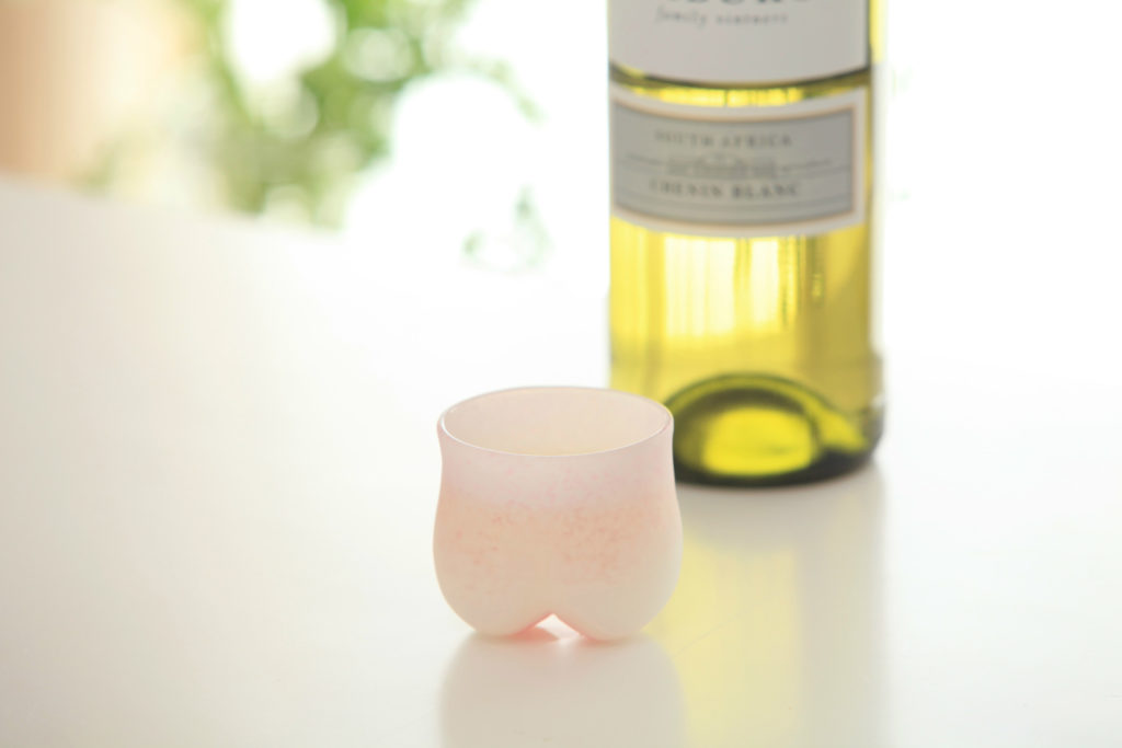揺れる桃尻酒器