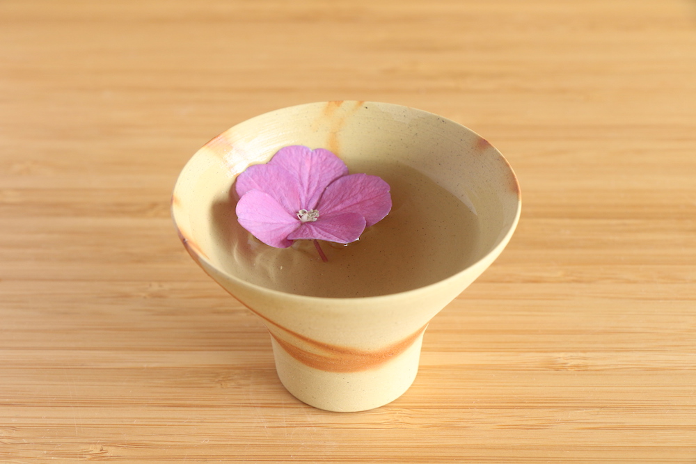 盃に活けたお花