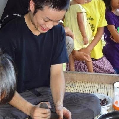 スラウェシ島でチョコレート作りの実演をするちゃいさん