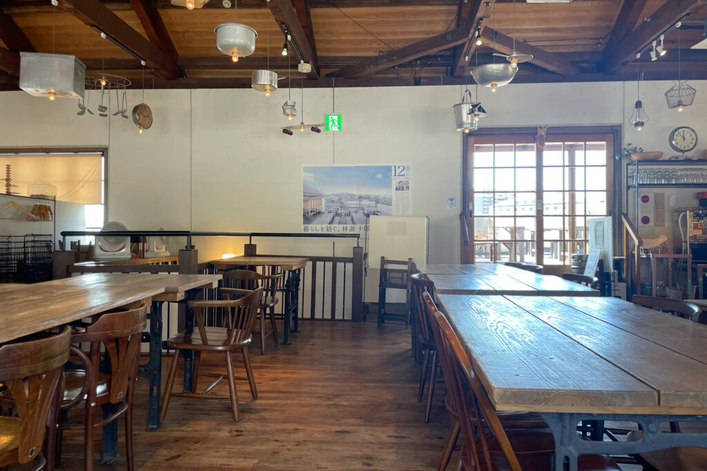 倉敷まちなみ食堂・アカネイロの店内