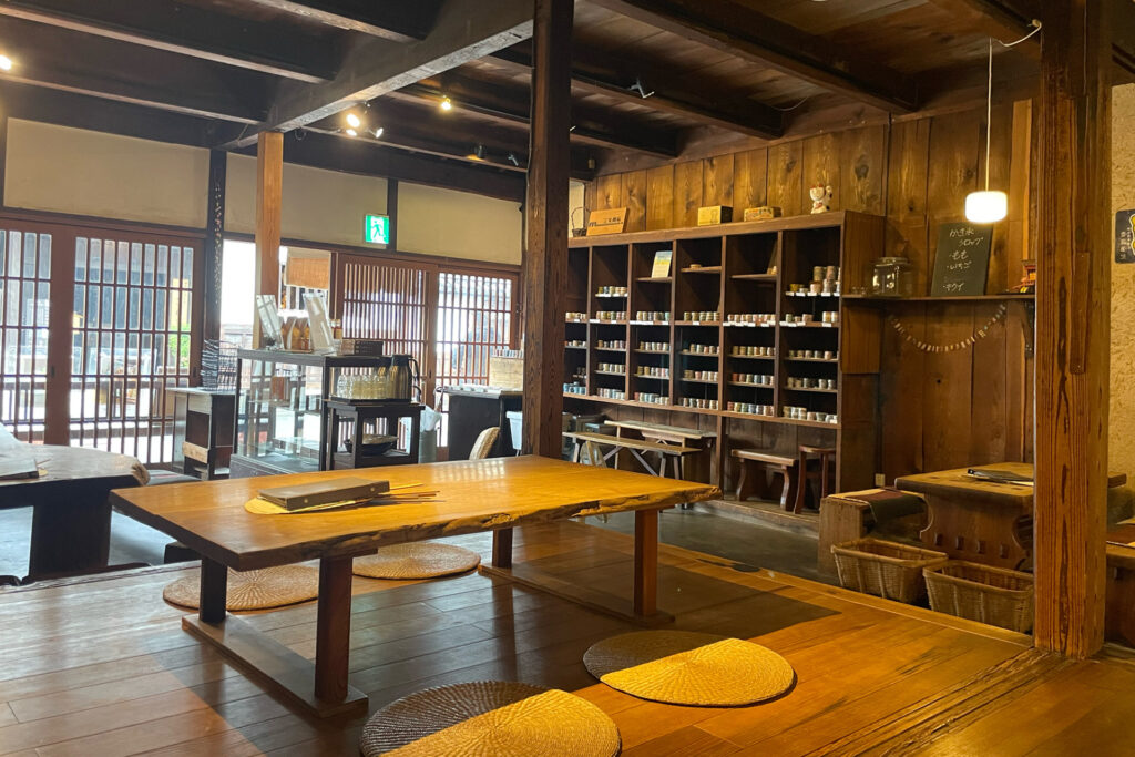 倉敷美観地区・町家喫茶三宅商店の店内