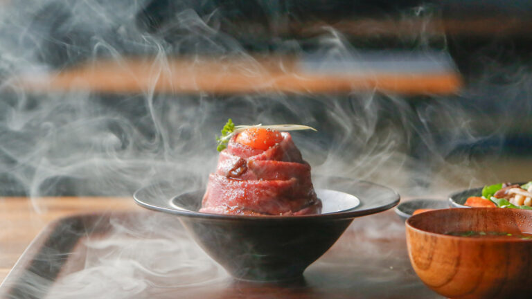 倉敷美観地区の『有鄰庵 岡山希少和牛店』の肉山雲海ローストビーフ丼