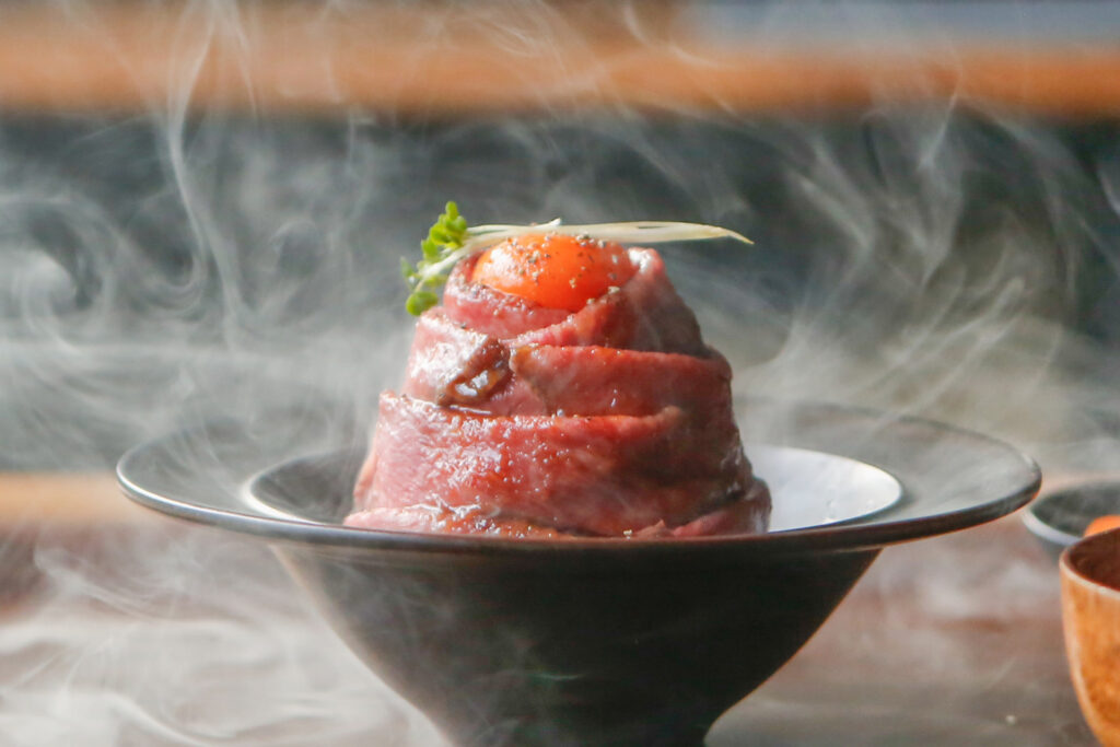 倉敷美観地区『有鄰庵 岡山希少和牛店』の肉山雲海ローストビーフ丼